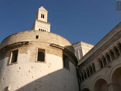 La Trulla: l�edificio cilindrico del diametro di 11 metri addossato al lato nord del tempio oggi funge da sacrestia, ma fu un battistero fino al XVII secolo